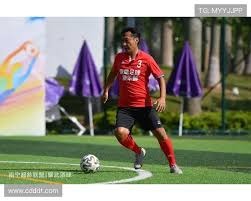 C罗被罚下后，看台上的爱尔兰球迷模仿他做出的哭泣手势